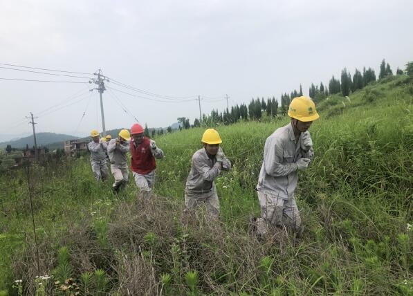 湖南寧遠(yuǎn)供電公司:檢修配電線路 服務(wù)民生用電