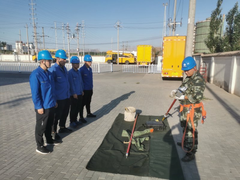 烏海電業(yè)局配電帶電作業(yè)中心：現(xiàn)場培訓(xùn)求實(shí)效，技能素質(zhì)再提升