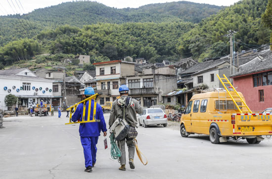 最后一臺屋頂變壓器拆除！東山村的用電變遷