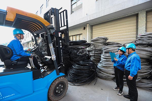 國(guó)網(wǎng)寧?？h供電公司：下基層強(qiáng)服務(wù)，提質(zhì)增效駛?cè)搿翱燔?chē)”道