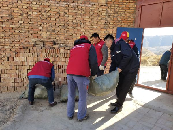 國網(wǎng)青海黃化化隆縣供電公司：節(jié)前“祝?！迸诵? width=