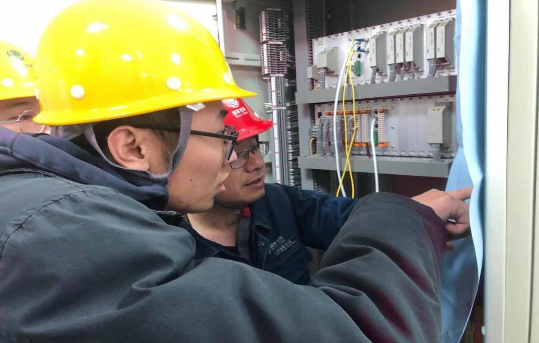 國網(wǎng)平?jīng)龉╇姡荷钊敫脑飕F(xiàn)場，力促青工成長