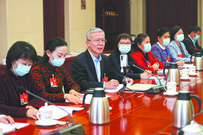 全國人大代表國網(wǎng)安徽省電力有限公司總經(jīng)理、黨委副書記 張凡華：構(gòu)建以電為中心的終端能源消費(fèi)格局