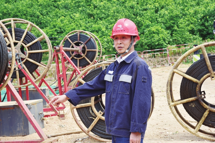 待人熱情寬厚 勤于思考自?。耗暇W(wǎng)超高壓公司柳州局黨委委員、副總經(jīng)理潘濟(jì)猛