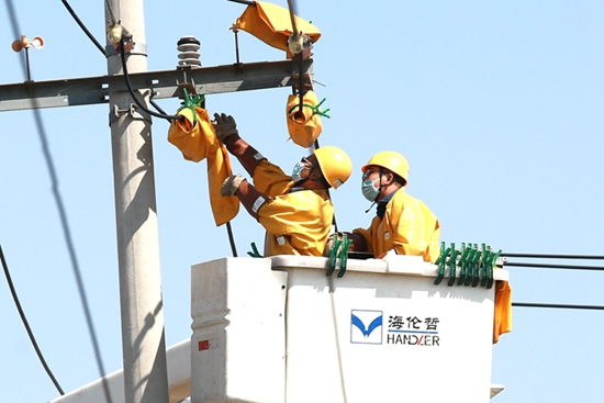 國(guó)網(wǎng)山東壽光供電:配網(wǎng)帶電絕緣改造 保障供電安全可靠