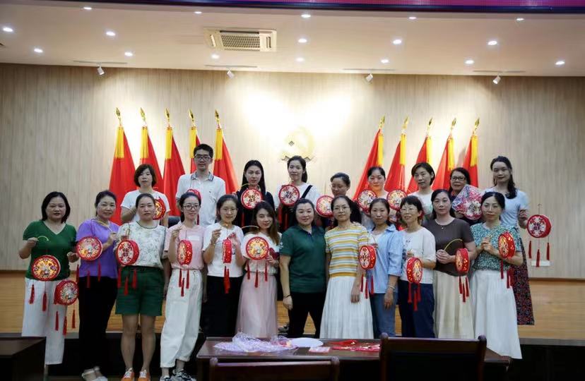 國網(wǎng)福建延平區(qū)供電公司:巧手做燈籠 開心迎中秋