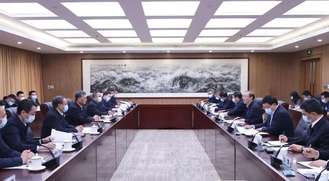 辛保安、張智剛與新疆維吾爾自治區(qū)、新疆生產(chǎn)建設(shè)兵團(tuán)領(lǐng)導(dǎo)會(huì)談