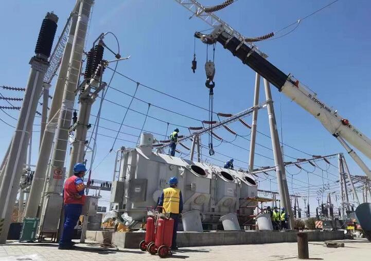 吊罩成功！主變大修工程為“綠色電”保駕護(hù)航