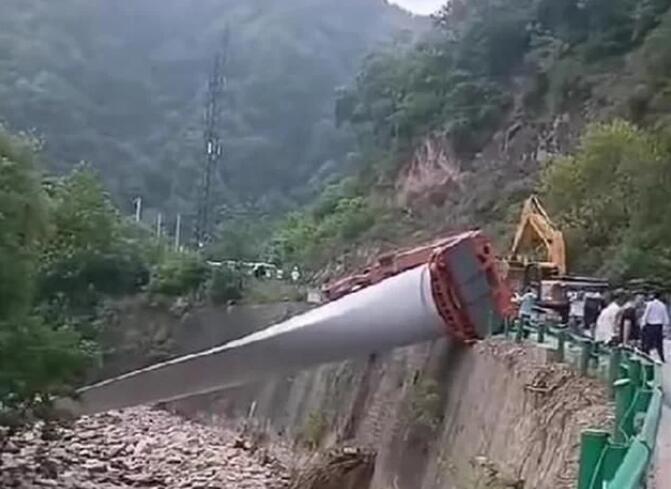 陜西寶雞隴縣：80米風(fēng)電扇葉運(yùn)輸車歪倒，正救援