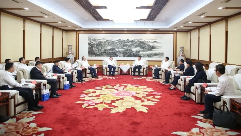 宋海良與內蒙古自治區(qū)黨委常委、呼和浩特市委書記包鋼座談
