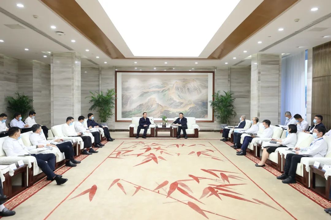 國家電網(wǎng)公司董事長、黨組書辛保安與東方電氣集團(tuán)董事長俞培根、總經(jīng)理徐鵬會談
