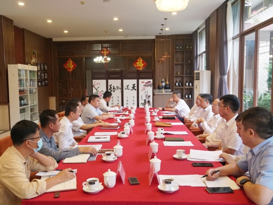 中國電建黨委常委、副總經(jīng)理徐鵬程與海南萬寧市委書記蓋文啟、市長王三防座談