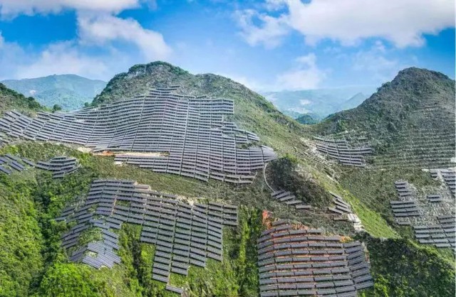 全國(guó)首例！吉電股份“大容量、高坡度”集中式山地光伏項(xiàng)目并網(wǎng)