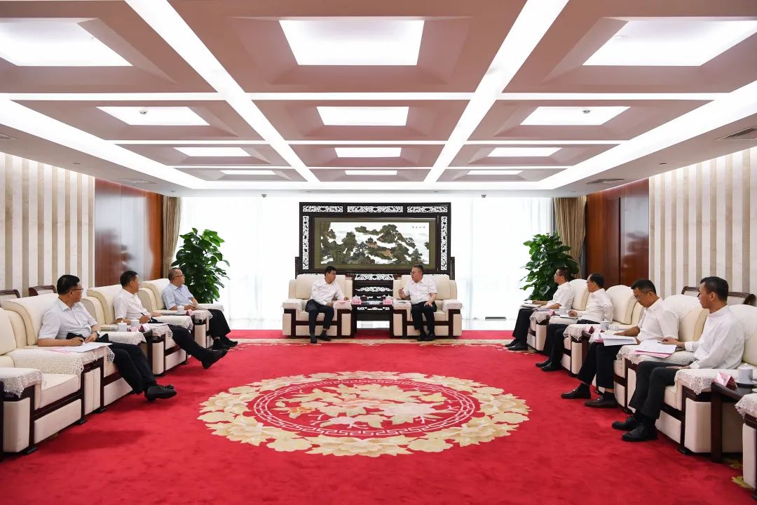 葉向東與甘肅省委常委、副省長(zhǎng)張錦剛舉行會(huì)談