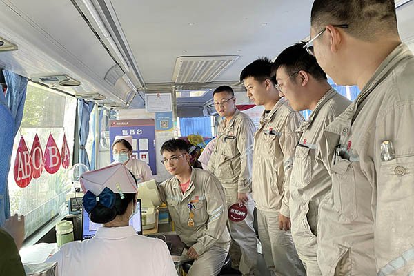 臨汾熱電公司組織“熱血與大愛同流，真情與奉獻(xiàn)同行”無償獻(xiàn)血活動