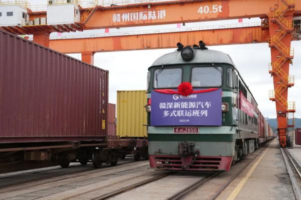 國產(chǎn)新能源汽車，坐火車“出?！?
