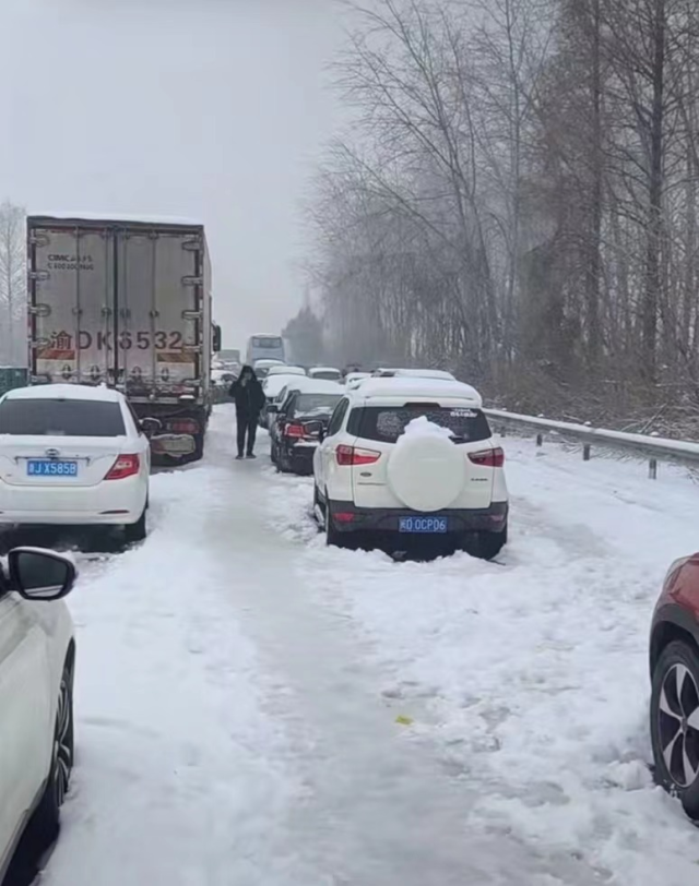 湖北凍雨暴雪導致高速公路堵塞，電動汽車再現“趴窩”
