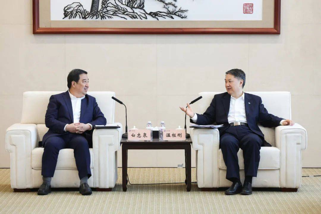 中國電氣裝備董事長(zhǎng)白忠泉、總經(jīng)理周群拜訪中國華能董事長(zhǎng)溫樞剛