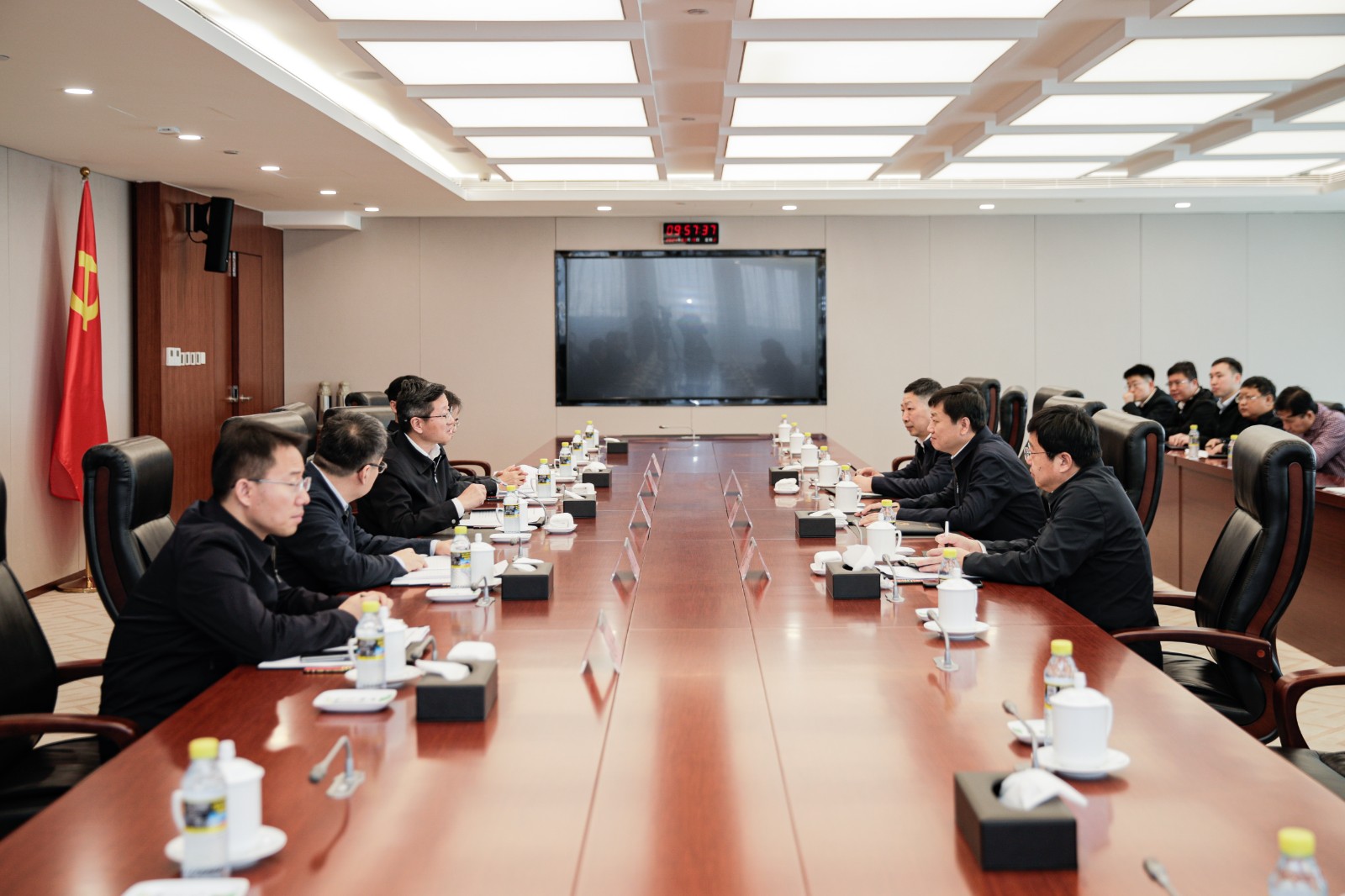 國家能源集團總經理、黨組副書記余兵會見衡水市委副書記、市長董曉航