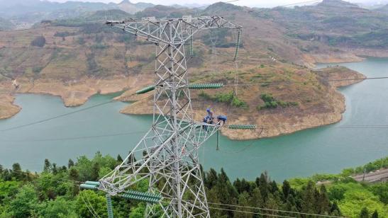 貴州興義供電局高空之上，用責(zé)任守護安全送去光明