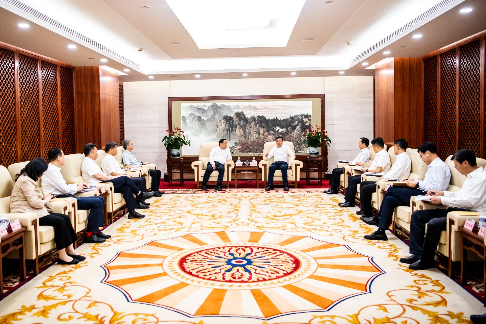 國家能源集團(tuán)公司總經(jīng)理、黨組副書記余兵會見鎮(zhèn)江市委書記馬明龍一行