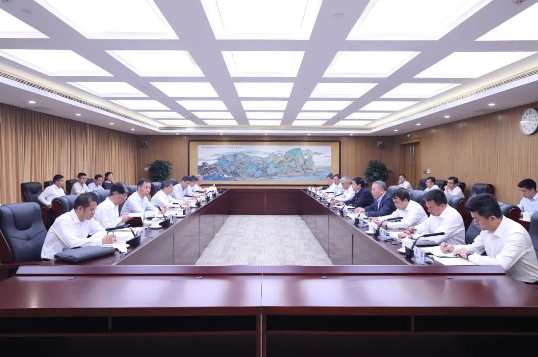 國家能源局黨組書記、局長章建華赴國家電網(wǎng)公司調(diào)研迎峰度夏電力保供工作
