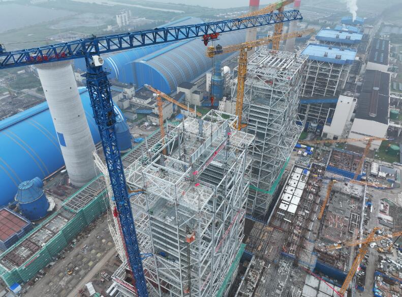 華能華蘇太倉發(fā)電廠三期擴(kuò)建項(xiàng)目6號(hào)爐大板梁首吊就位