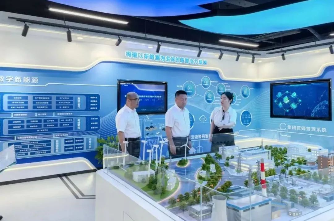 華電內(nèi)蒙古公司黨委書(shū)記、董事長(zhǎng)那仁滿(mǎn)都拉與國(guó)電南自黨委書(shū)記、董事長(zhǎng)經(jīng)海林會(huì)談交流