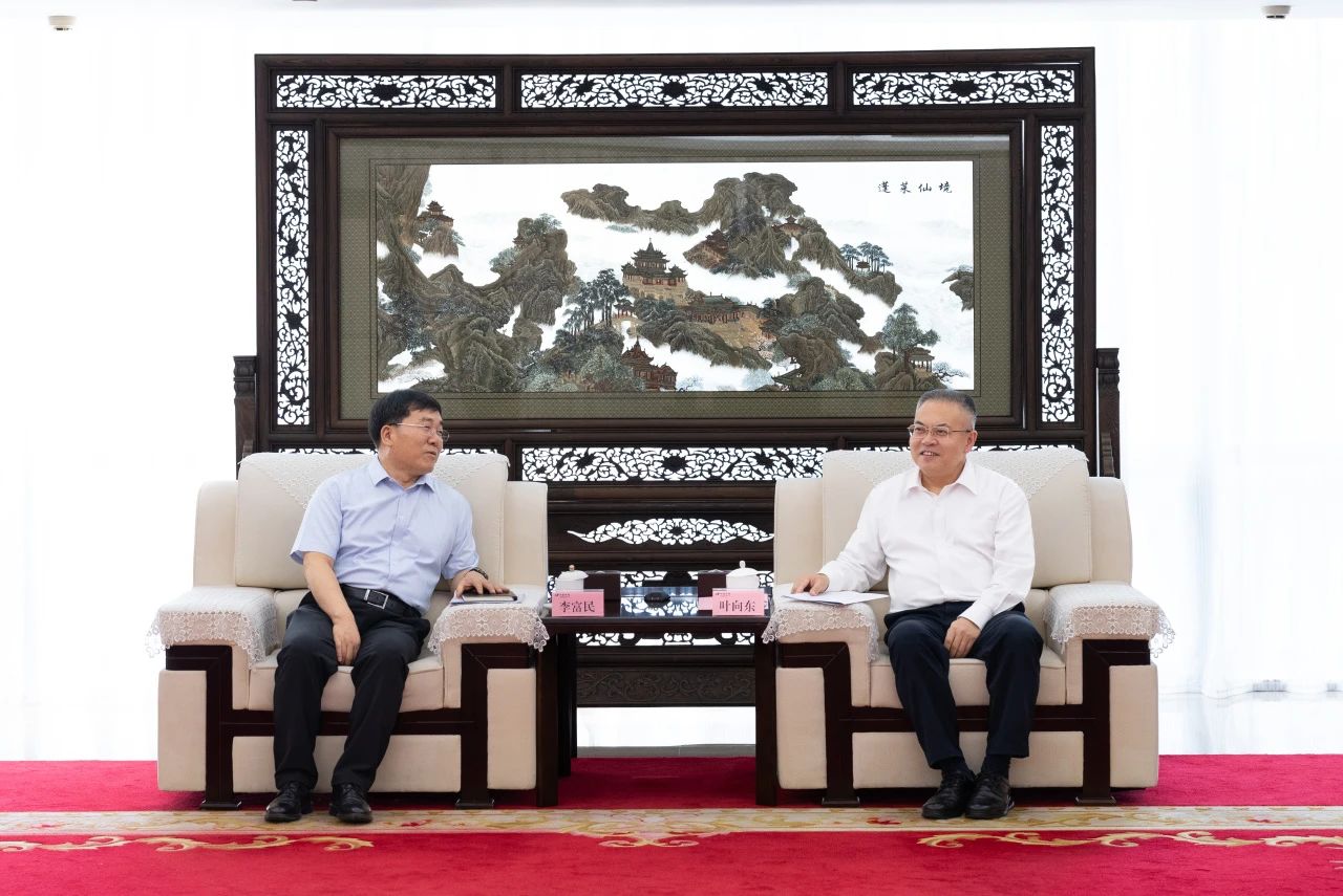 華電集團黨組副書記、總經(jīng)理葉向東與三峽集團黨組副書記、總經(jīng)理李富民舉行會談
