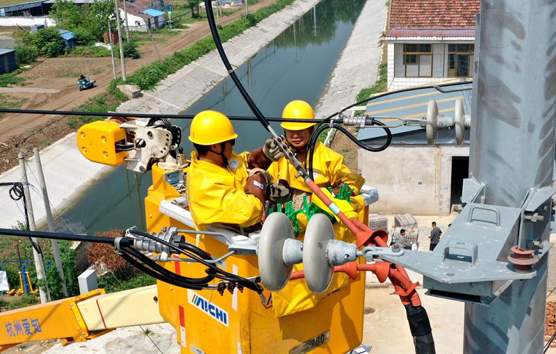 國網江蘇電力睢寧縣供電公司:鏖戰(zhàn)“秋老虎”消缺保供電