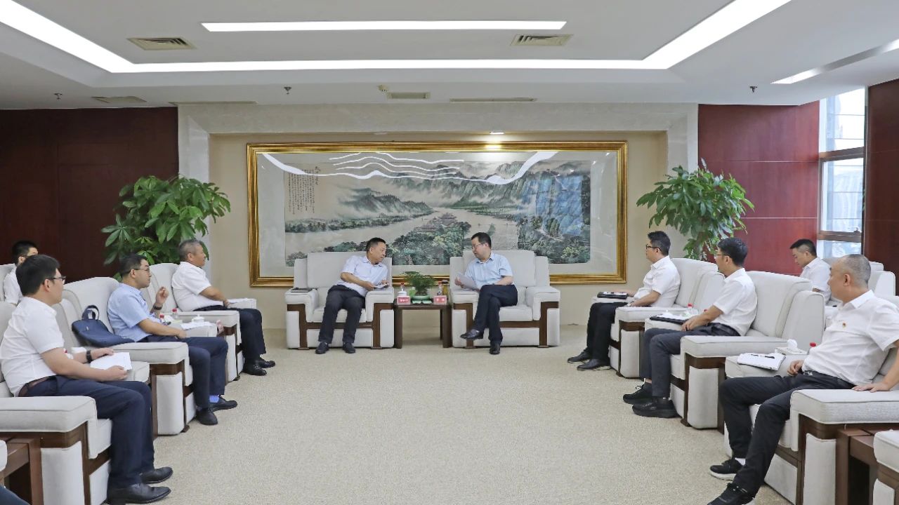 大唐四川公司黨委書(shū)記、董事長(zhǎng)梁華與水電十局黨委書(shū)記、董事長(zhǎng)范開(kāi)平會(huì)談