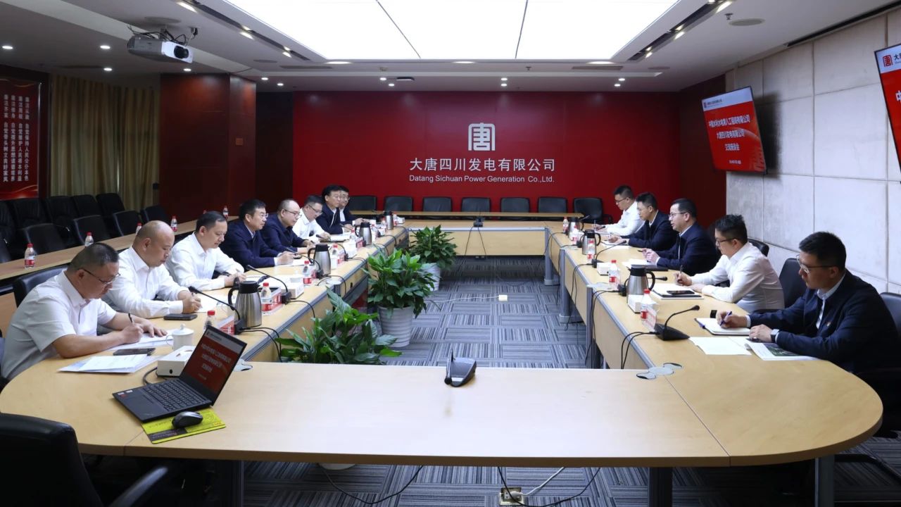 梁華與水電八局黨委書(shū)記、董事長(zhǎng)姜清華會(huì)談