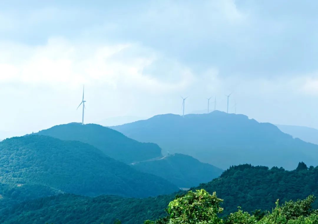 國(guó)家能源集團(tuán)廣西公司黨委書記、董事長(zhǎng)李富軍赴天堂頂風(fēng)電場(chǎng)調(diào)研