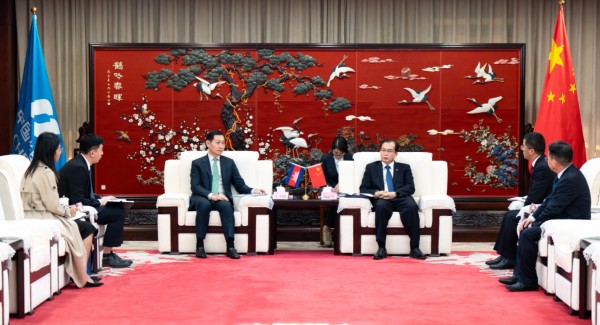 華電集團(tuán)董事長(zhǎng)、黨組書(shū)記江毅與柬埔寨礦能部部長(zhǎng)高·洛塔納會(huì)談