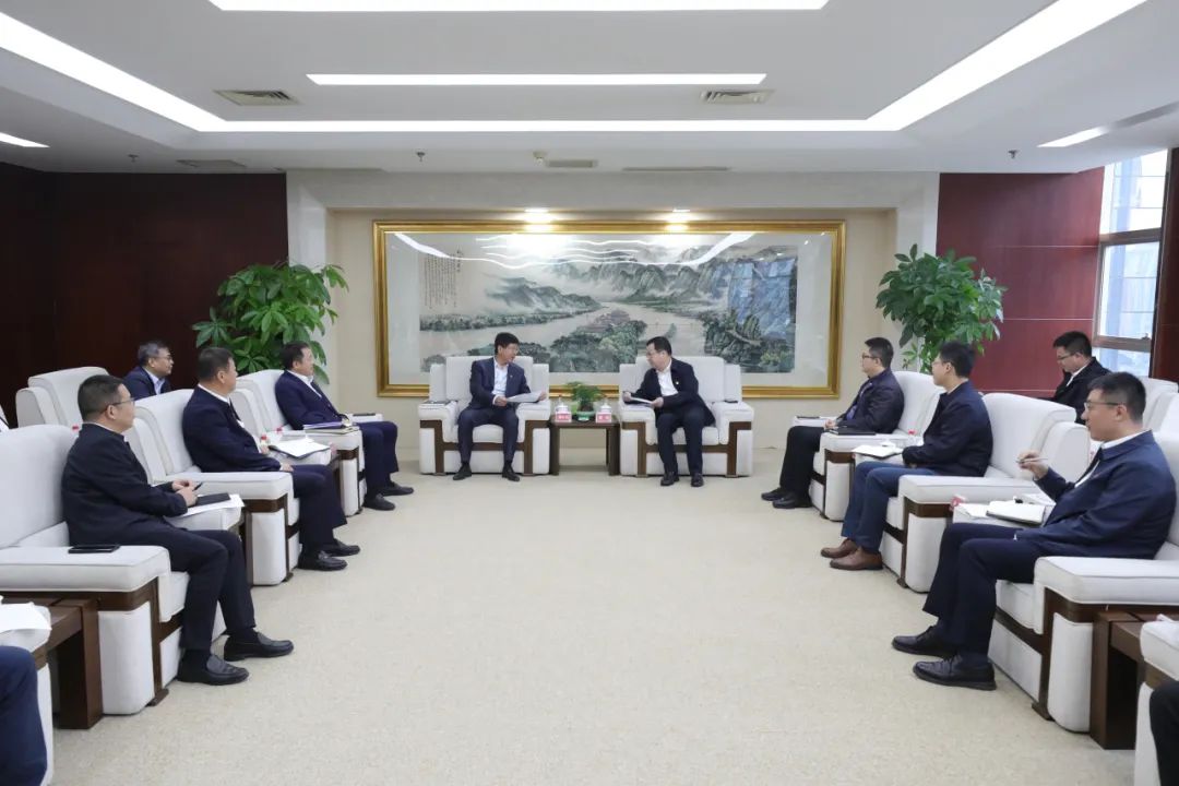 大唐四川公司黨委書(shū)記、董事長(zhǎng)梁華與中能建西南區(qū)域總部黨委書(shū)記、總經(jīng)理，中能建西南投資公司黨委書(shū)記、董事長(zhǎng)鄒小川會(huì)談