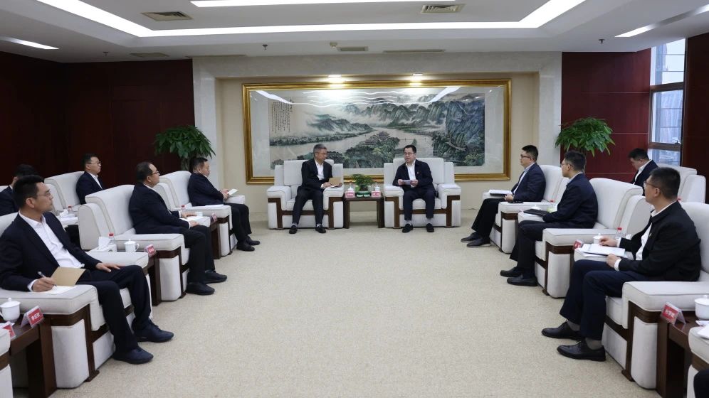 大唐四川公司黨委書(shū)記、董事長(zhǎng)梁華與中建新疆建工黨委副書(shū)記、總經(jīng)理吳剛柱會(huì)談