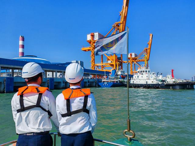 5000噸級電煤船首靠湛江，海事部門保障護(hù)航