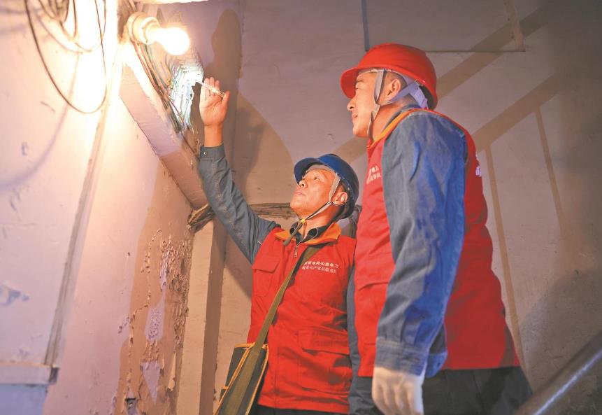 安徽蕭縣:幫助村民排除家中用電故障