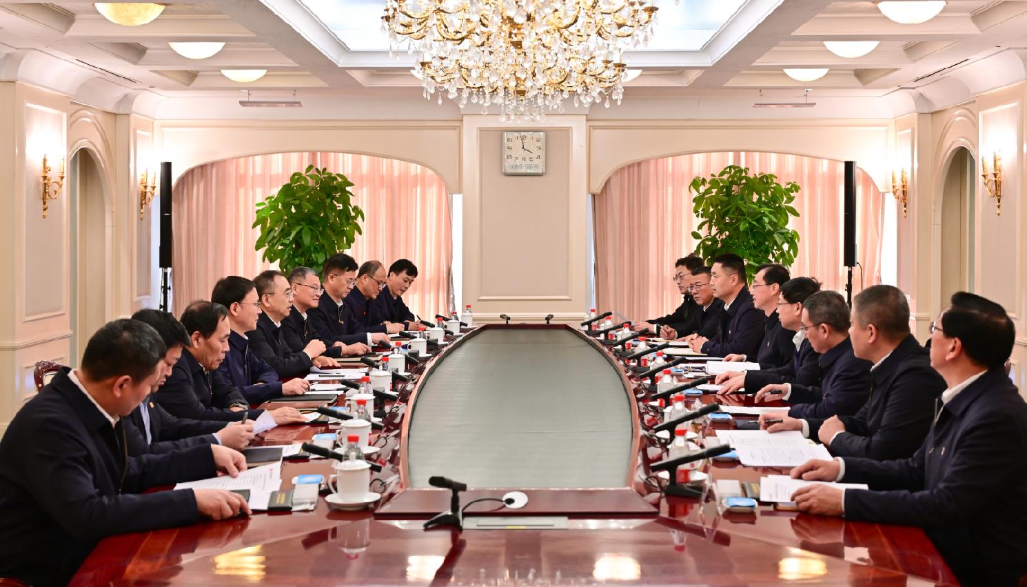 大唐集團董事長鄒磊、總經(jīng)理張傳江與中國安能董事長陳奕輝、總經(jīng)理周慶豐會談