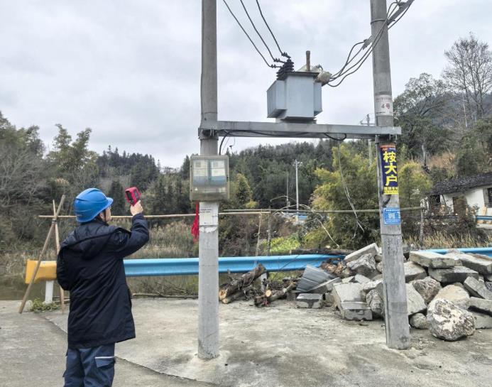 貴州荔波供電局春節(jié)供電不“打烊”，守護(hù)佳節(jié)年味濃
