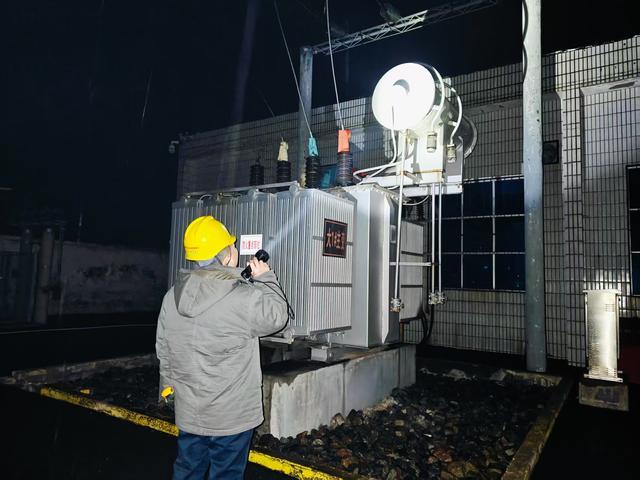 國網(wǎng)偃師供電公司全力應(yīng)對(duì)風(fēng)雪，確保供電穩(wěn)定