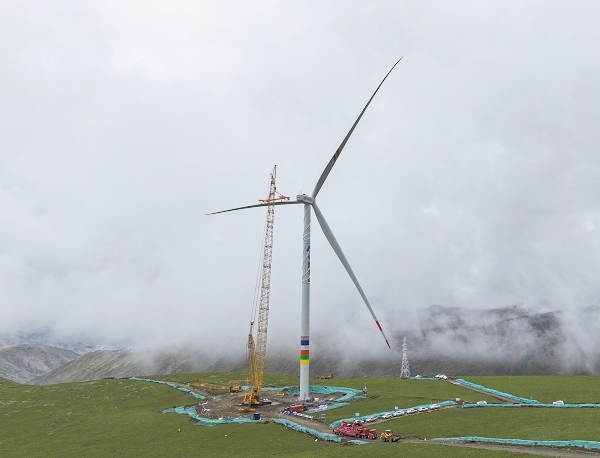 世界在建海拔最高風(fēng)電機組吊裝成功