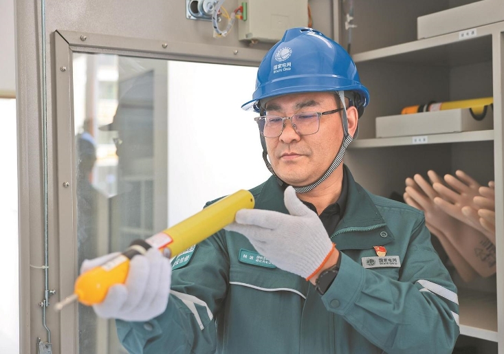 鄉(xiāng)親們的燈亮了，我的心就踏實(shí)了——記全國(guó)勞動(dòng)模范楊波