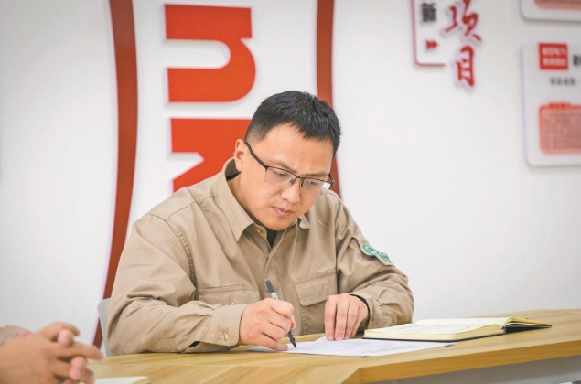 每個(gè)創(chuàng)新靈感都來(lái)自一線(xiàn)——記全國(guó)勞動(dòng)模范蘇向陽(yáng)