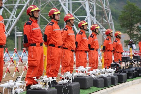 國(guó)網(wǎng)天水供電公司無(wú)人機(jī)班組里的 “老兵飛手” 用堅(jiān)守續(xù)寫(xiě)軍人本色