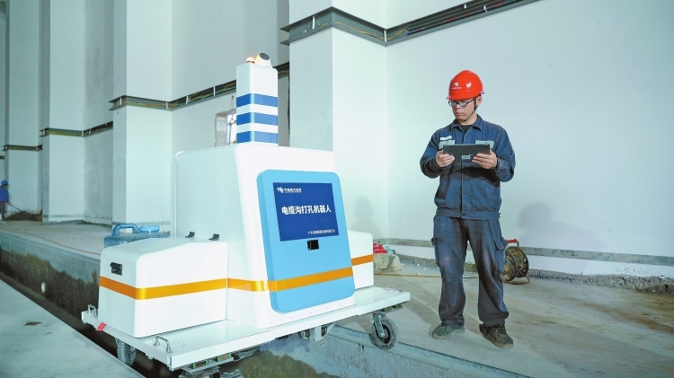 南網(wǎng)首臺智能電纜溝鉆孔機(jī)器人上崗