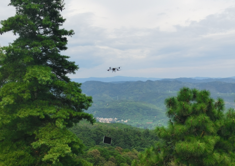 無人機(jī)“飛”越陡坡，山地光伏施工提速