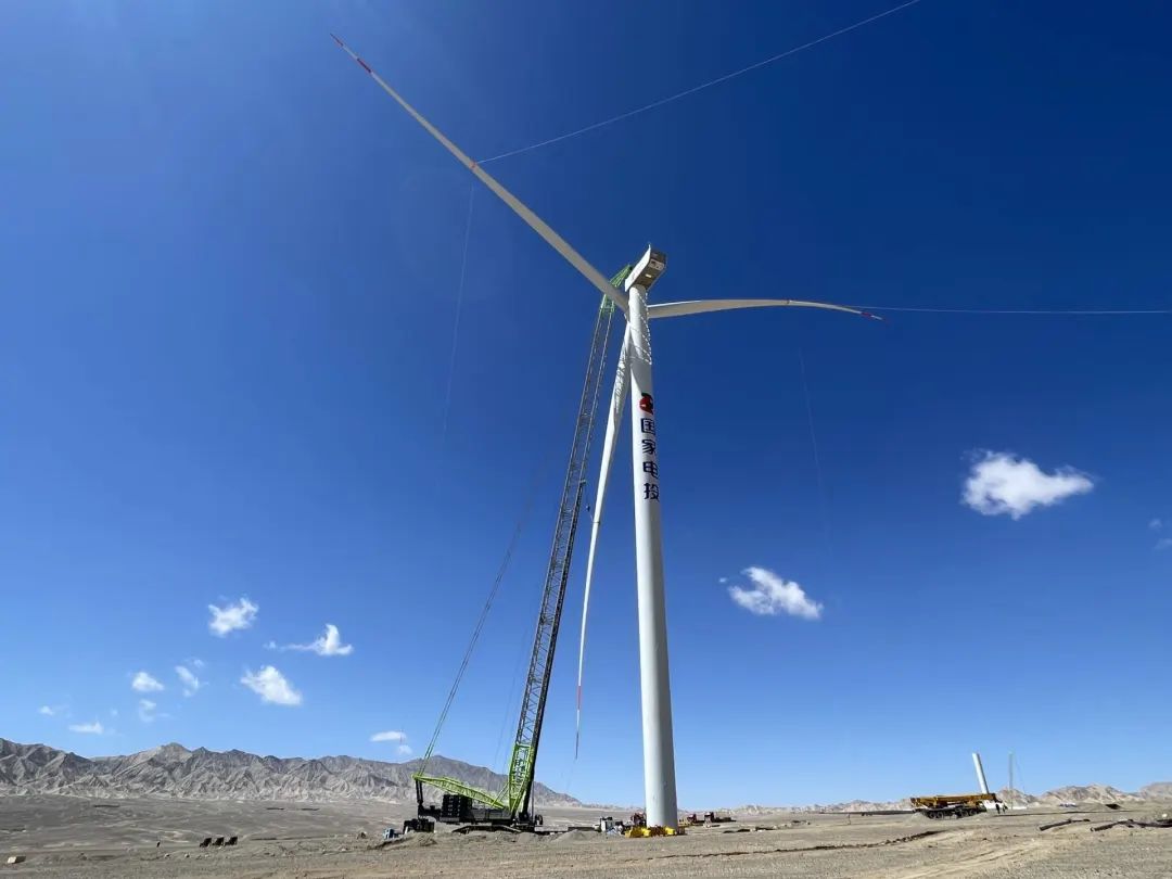 海西50萬千瓦風(fēng)電項(xiàng)目首臺風(fēng)機(jī)完成吊裝